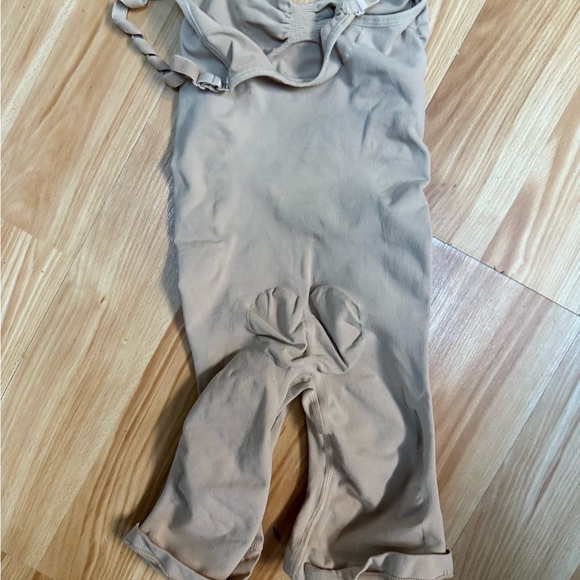 SKIMS SEAMLESS SCULPT MID‎ THIGH BODYSUIT Clay shorts Size S/M (worn once) - Picture 4 of 5